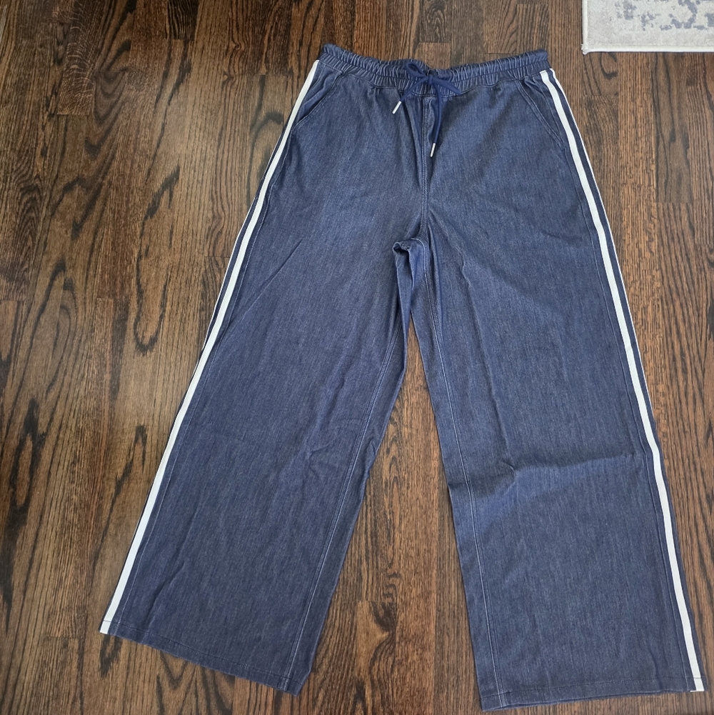 HALARA Wide leg pants with White Side Stripes